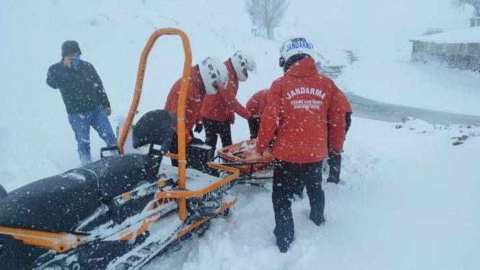 Kar nedeniyle yolu kapanan mazradaki hasta çocuğu JAK timi hastaneye ulaştırdı