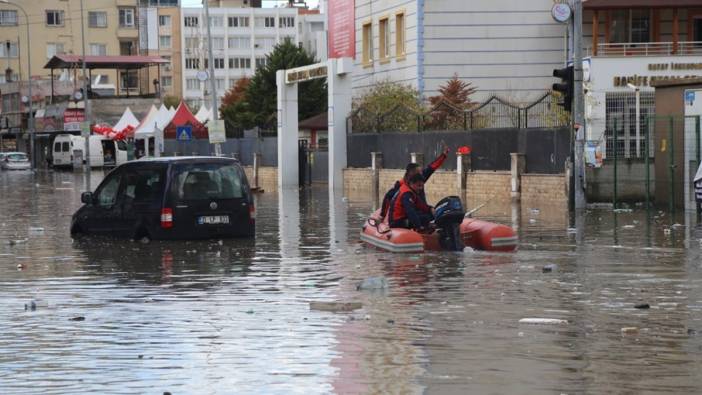 Hatay'da deniz taşması sonucu su baskını: 212 kişi tahliye edildi