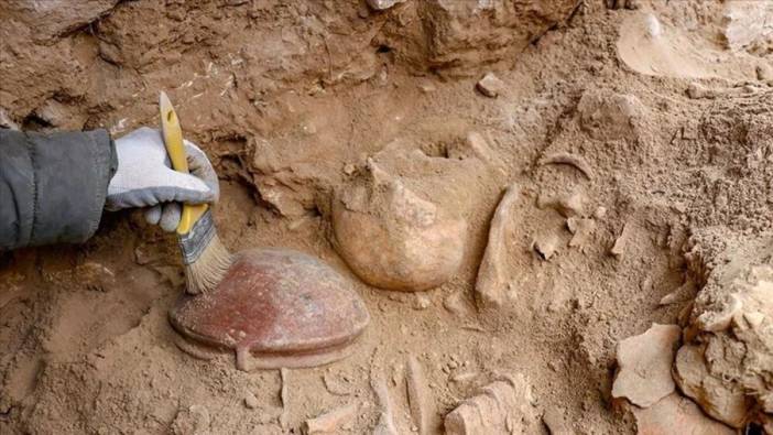 Van'da nekropol alanda heyecanlandıran keşif: 3 bin 200 yıllık kafatasında 'beyin ameliyatı' izi