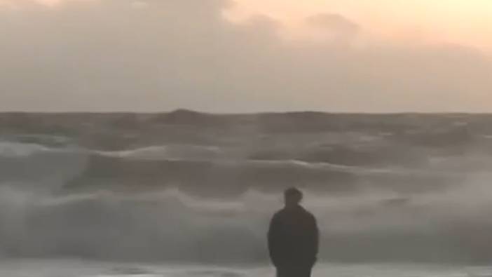 Fırtınaya aldırmadan dalgaların içinde duran kişi yürekleri sızlattı. Kim bilir ne derdi var