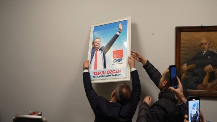 Tanju Özcan fotoğrafını bu kez kendisi astı. CHP binasındaki fotoğrafı çöpe atılmıştı