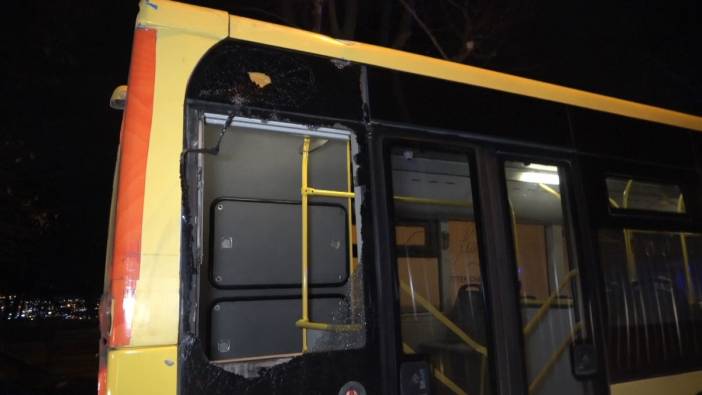 Otobüsün üzerine çatı uçtu, 2 yolcu yaralandı. Fırtına Bursa'yı yıktı geçti