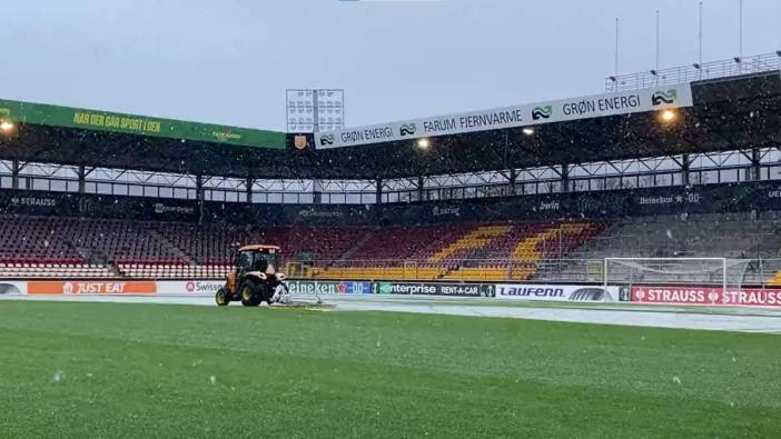 Fenerbahçe'nin rakibi Nordsjaelland'ın sahasında karlar temizlendi