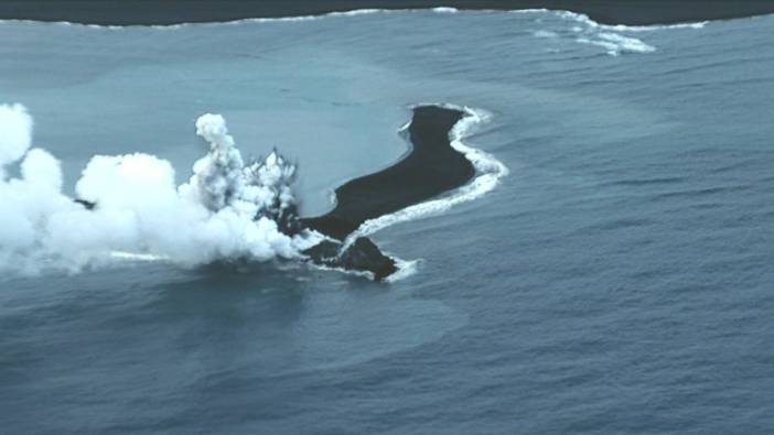 Volkanik ada 200 metre yüksekliğe kaya parçaları püskürttü