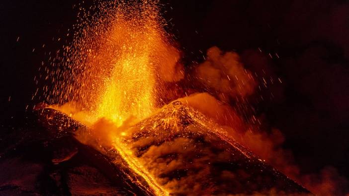 Etna Yanardağı'nda dev lav püskürtmesi