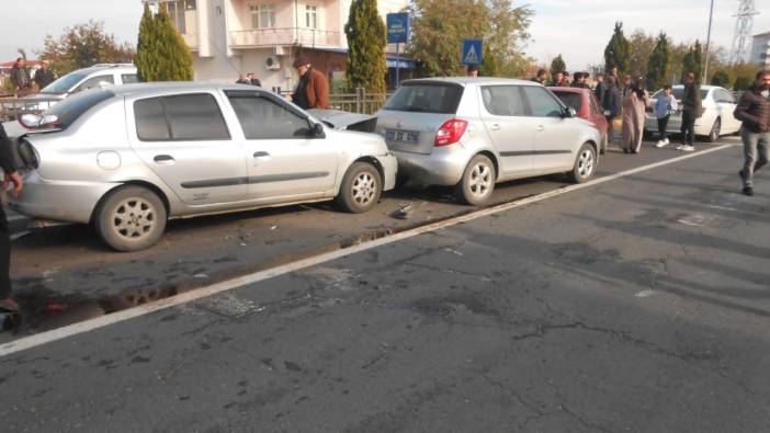 Ani fren zincirleme kazaya dönüştü. 5 araç hasar aldı