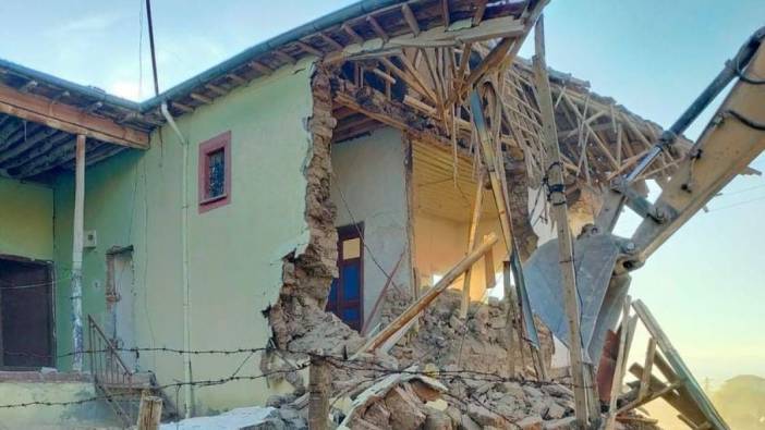 Depremin üzerinden tam 300 gün geçti. Binalar halen yıkılmaya devam ediyor