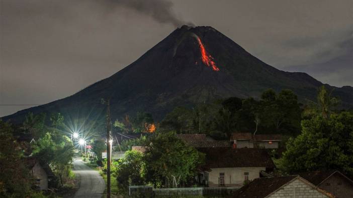 Endonezya'da yanardağ kül püskürttü