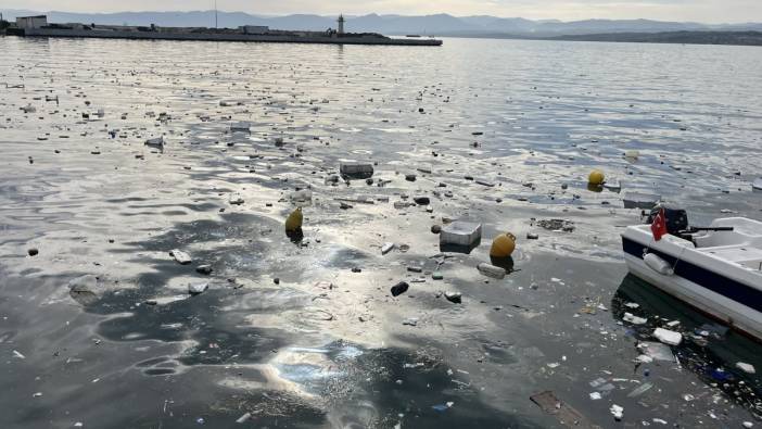 Utanç tablosu. Sinop’ta fırtınada kıyıya çöpler vurdu