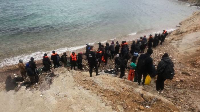 Balıkesir'de botları patlatılan 81 kaçak göçmen kurtarıldı