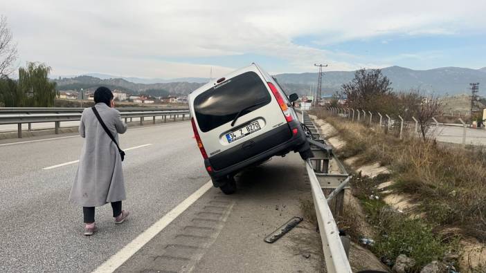 Karayolunda kontrolü kaybeden araç bariyerde asılı kaldı