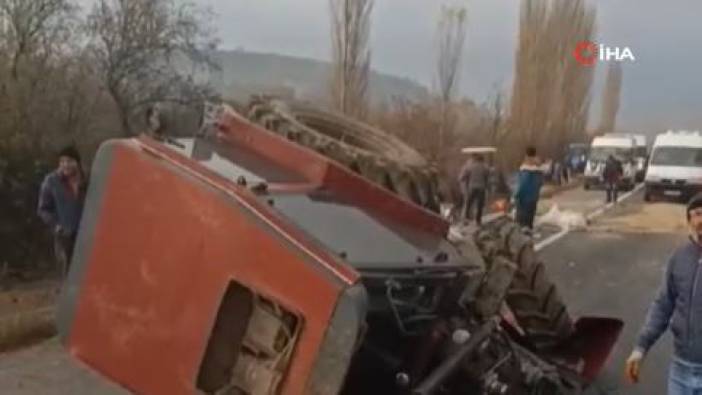 Kamyon traktöre fena çarptı. 1 ölü