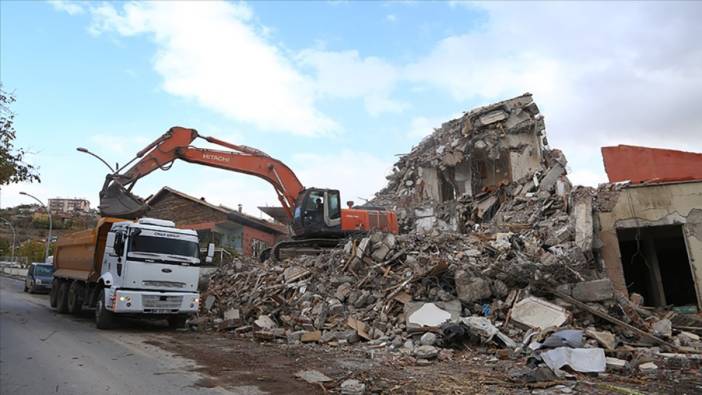 Elbistan’da deprem sonrası ağır hasarlı binalar yıkılıyor