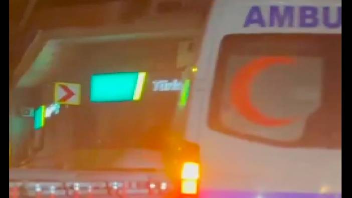 Yolda kalan aracı ambulans ile ittiler