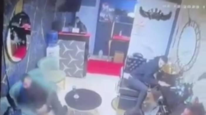 İzmir’de berber dükkanındaki şahsa silahlı saldırı kameraya yansıdı