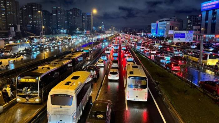 İstanbul’da yine bir Cuma klasiği. Trafik durma noktasına geldi. Çile bülbülüm çile