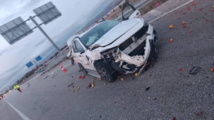 Afyonkarahisar'da otomobil ile TIR çarpıştı: 1 ölü, 2 yaralı