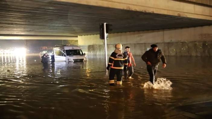 Gaziantep ve Diyarbakır'da sağanak etkili oldu: Araçlar sular altında kaldı, ev ve iş yerlerini sular bastı