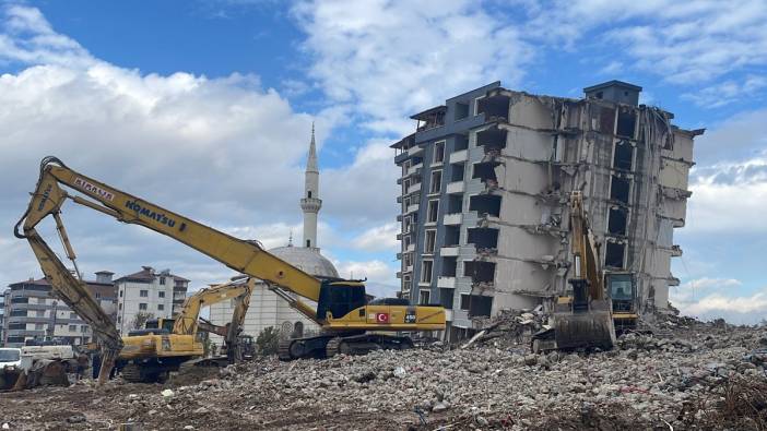 Antakya’da depremlerde ağır hasar alan 4 bina kontrollü yıkıldı