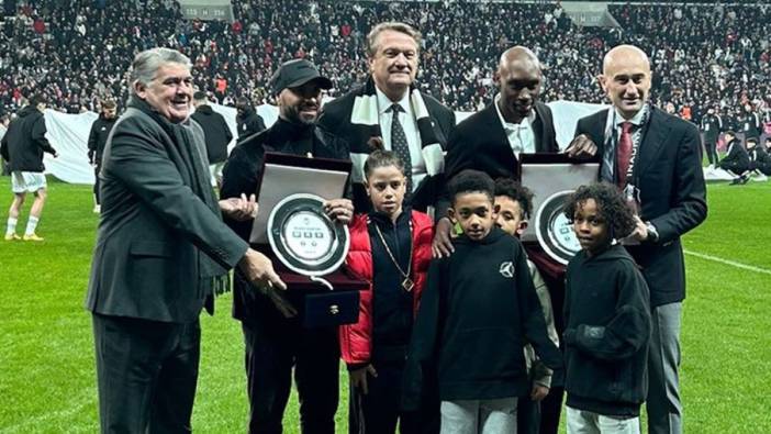 Beşiktaş Quaresma ve Atiba'ya plaket hediye etti