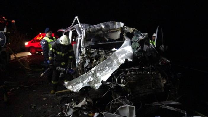 Tokat'ta feci kaza: Minibüs, kamyona çarptı, 5 kişi hayatını kaybetti