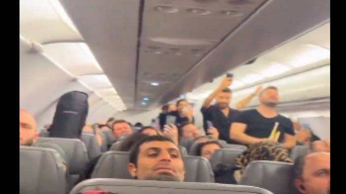 Rötarlı uçakta müzik şöleniyle yolcular eğlenceli dakikalar geçirdi