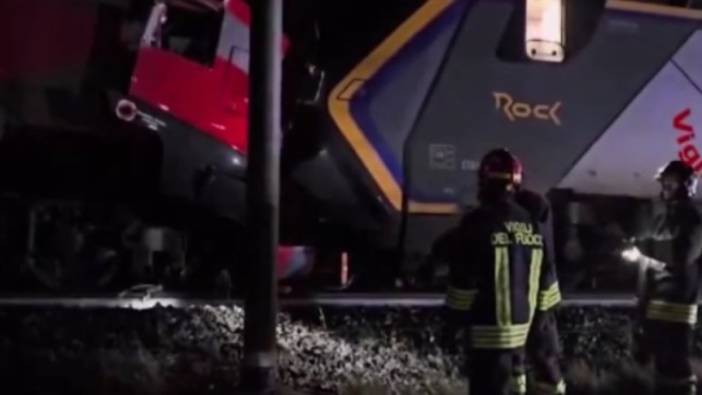 İtalya'da iki tren çarpıştı. 17 kişi yaralandı