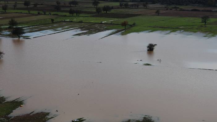 Yağışların ardından tarım arazisinde yapay gölet oluştu