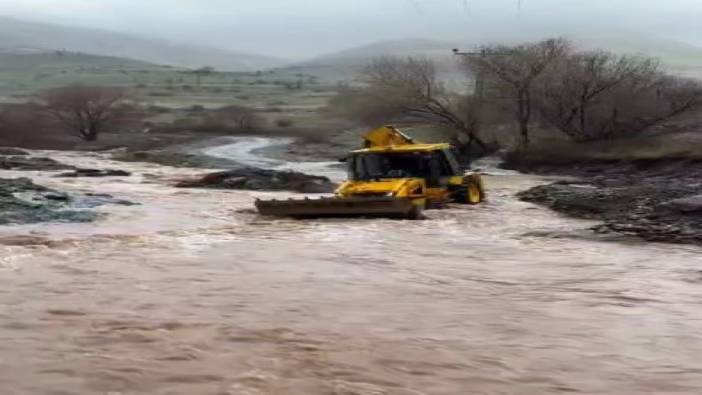 Elazığ’da şiddetli yağışlar köy yollarını vurdu