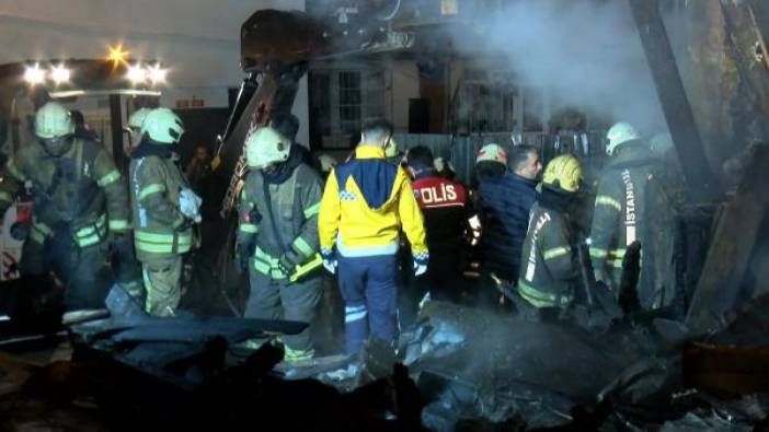 Beyoğlu'nda 2 katlı ahşap bina alev alev yandı: 1 ölü