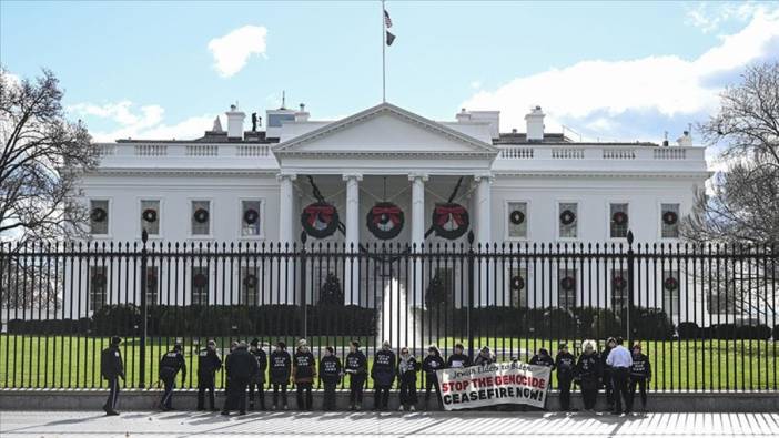 Yahudi protestocular kendilerini Beyaz Saray'ın çitlerine zincirledi