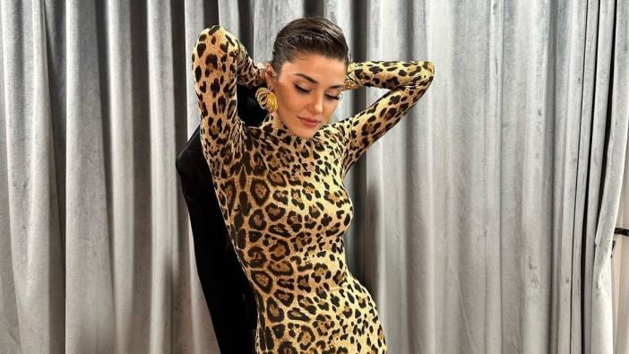 Hande Erçel leopar desenli elbisesiyle poz verdi. Yorum yağdı