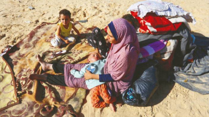 İsrail Gazzelileri ölsünler diye çöle sürüyor. İsrail güvenli bölgeleri vurup insanları göçe zorluyor