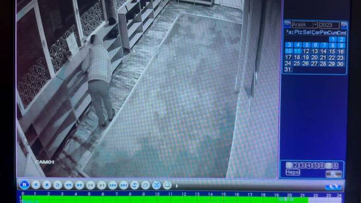 Camideki ayakkabı hırsızı kameraya yakalandı