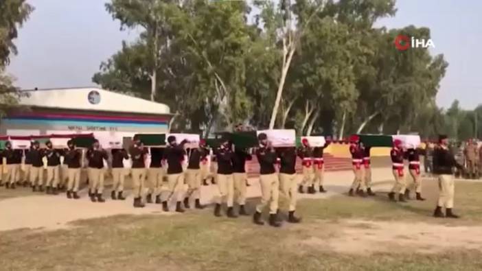 Pakistan’da düzenlenen bombalı saldırıda ölen askerler için cenaze töreni