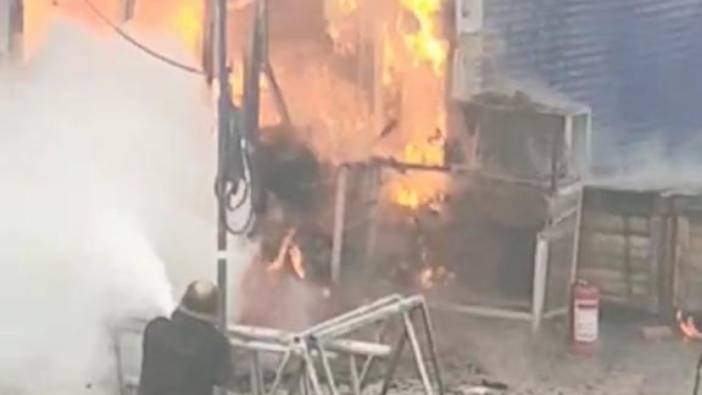 Dükkanın önünde yanan otomobil forklift ile kurtarıldı