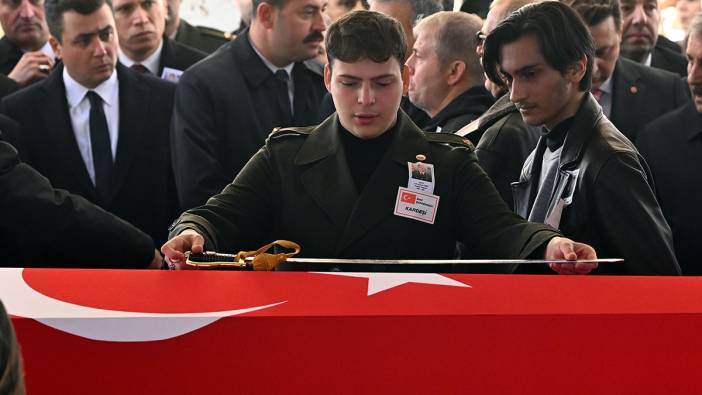 Şehit Teğmen Eril Alperen Emir’i kardeşi Eren üniforması ve kılıcıyla uğurladı