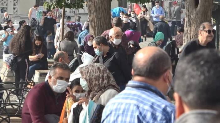 Taksim yine bildiğiniz gibi, korona unutuldu, sosyal mesafeden eser yok