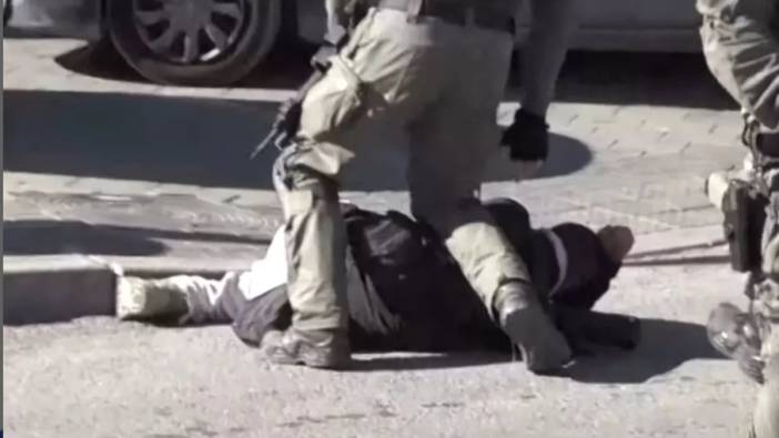 İsrail polisi gazeteciye elindeki silahla vurup yerde tekmeledi. Canlı yayında büyük skandal