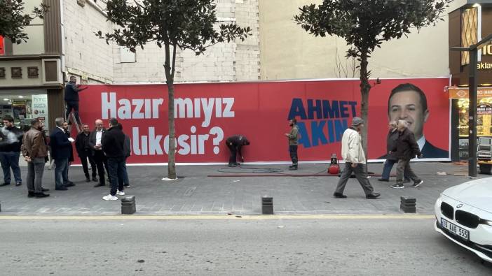Balıkesir'de CHP adayı Ahmet Akın'ın afişi AKP’li belediye tarafından indirilmek istendi. ‘Seçim çalışmaları’ erken başladı