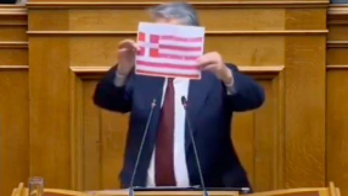 Yunan bu sefer de Türk bayrağına mı özendi?