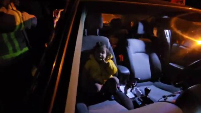 2 yaşındaki çocuk araçta kilitli kaldı