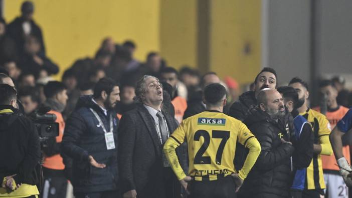 İstanbulspor'un sahadan çekilme anı. Türk futbolundaki hak yemeler rezillikleri beraberinde getiriyor