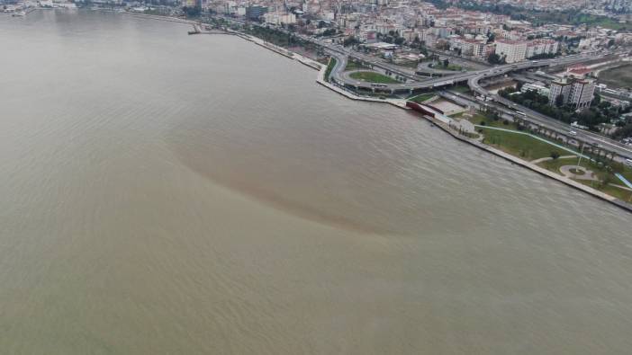 İzmir Körfezi'ne çamur aktı. Denizin rengi değişti