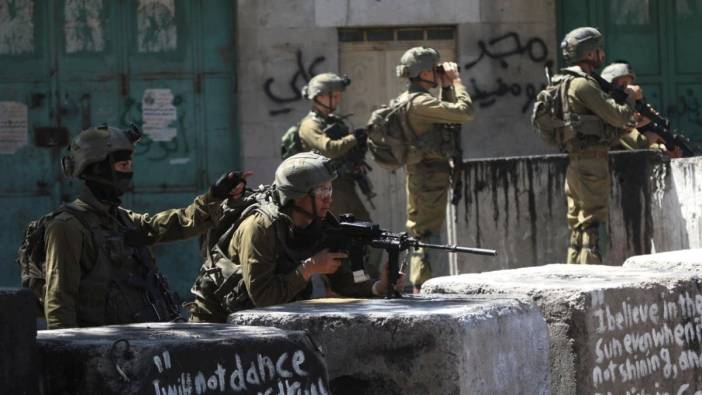 İsrail ordusu, Filistin Kızılayı'nın acil servisini basıp ekipleri alıkoydu