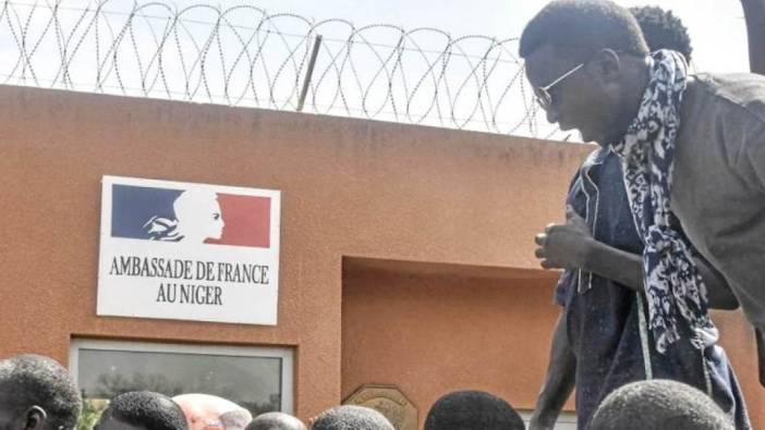 Fransa Nijer’deki büyükelçiliğini süresiz kapatacak