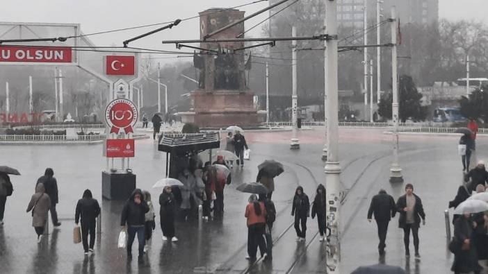 Taksim’de aniden bastıran sağanak yağış ve rüzgar vatandaşları sırılsıklam etti