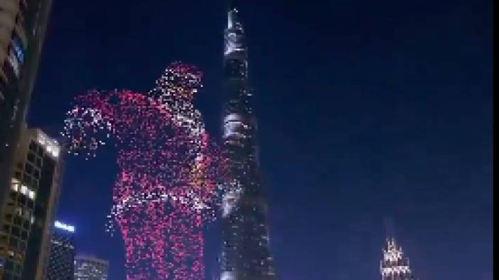 Dubai'de yüzlerce dron kullanılarak oluşturulan Noel Baba'lı yeni yıl kutlaması
