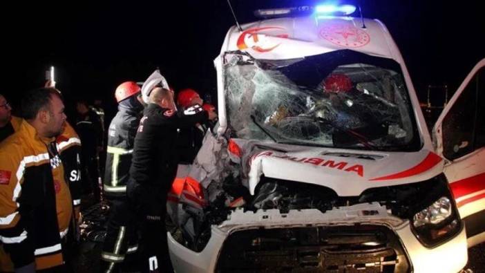 Ambulans, kamyona çarptı: 1 ölü, 4 yaralı