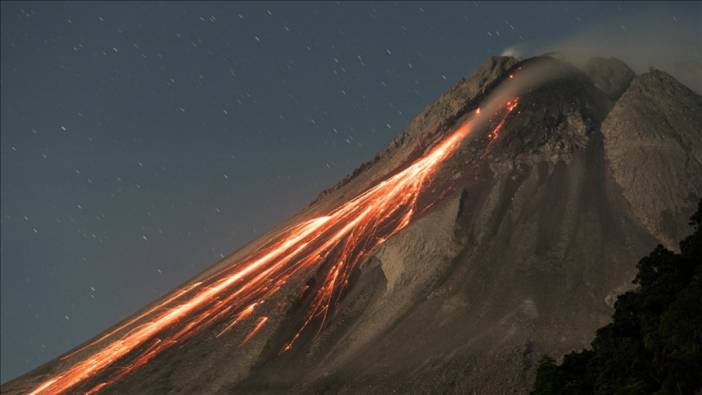 Endonezya'da Marapi Yanardağı'nın patlaması sebebiyle havalimanı kapatıldı